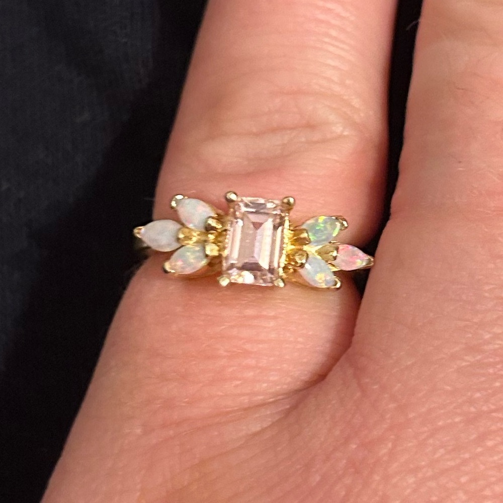 14k size 8 ring with glass stones